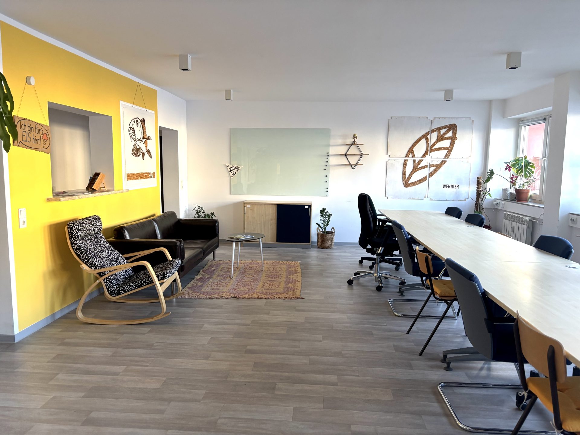 Coworking Raum mit Sitzgelegenheiten, festen und flexiblen Arbeitstischen.