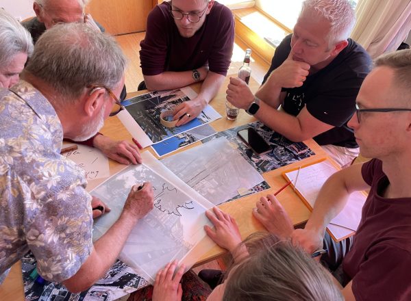 Beteiligung von Bürgermeister, Stadtrat und Menschen aus allen Parteien, sowie Ladenbesitzer beim Workshop